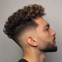 Aprenda a cortar cabelo Ainda Hoje Pensa em ter um negócio de Barbearia? Esse DVD foi criado pensando em você! Barbearia em foco ensina os segredos para você montar o seu negócio lucrativo ainda essa semana se quiser. Veja como VOCÊ pode se tornar um Barbeiro Profissional mesmo que você não tenha experiencia, começando do absoluto zero. Descubra todas as técnicas de um Barbeiro de Sucesso para você iniciar o quanto antes. Trendy We Fryzurach, Mens Hairstyles Fade, Curly Undercut, Taper Fade Haircut