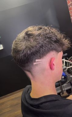 Mid Fade With Long Hair On Top, High Fade Long Top, Low Mid Fade Haircut Men, Skinfade Haircut Men, Skin Fade Design, Mid Fade Mullet