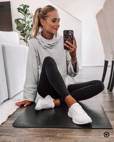 Apl Shoes Outfit, Sportive Outfit, White Gym Shoes, Tennis Shoe Outfits Summer, White Sneakers Outfit, Black Lululemon Leggings, Cute Sporty Outfits, Apl Shoes, Outfits Athletic