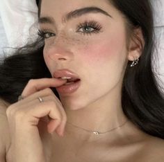 Simple Makeup Pale Skin, Gold Jewelry On Pale Skin, Pale Skin Aesthetic, Greta Kazaren, Wren Beaumont, Pale Girl Makeup, Soft Make-up, Pale Skin Makeup, Pale Makeup