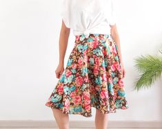 Amazing vintage 80's 90's bright blue and pink floral circle skirt with midi length. This vintage romantic floral skirt is flared and high wide waistband with buttons and zip closure. The vintage roses flower print flared skirt you can wear it for a cocktail skirt or for a casual style, feels like blend Cotton and polyester fabric, the fabric is fine and tight with fluidity and volume. The skirt is size Large, the contour waist fit is 31,4 inches (80 cm) ** MEASURES FLAT ** Waist 15,7 in // 40 c Fitted Rose Print Skirt For Summer, Fitted Gathered Skirt Bottoms For Garden Party, Fitted Gathered Skirt For Garden Party, Fitted Flared Skirt For Garden Party, Cocktail Skirt, Rose Flower Print, Cocktail Skirts, Floral Circle, Roses Vintage