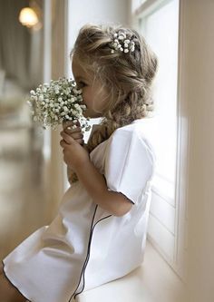 Baby S Breath, Flower Girl Hairstyles, Childrens Fashion, Amelie, The Window, Future Wedding, Strapless Wedding Dress, Girl Hairstyles, Wedding Hairstyles