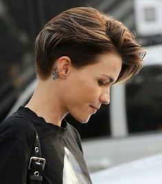 Criminology Haircut For Women, Short Wavy Hair Oval Face, Butch Haircuts Women, Lesbian Haircut Short, Lesbian Hair, Lesbian Haircut, Short Haircuts Ideas, Androgynous Haircut, Pixie Haircut Ideas