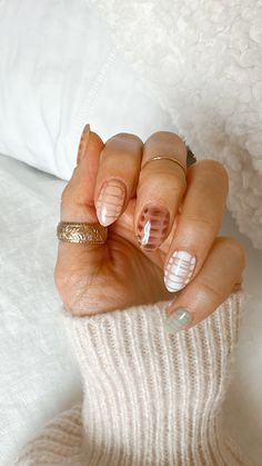 Snake nails White Snake Nail Art, Brown Snake Skin Nails, Fall Snake Nails, Simple Neutral Fall Nails, Short Croc Nail Design, Gator Skin Nails, Fall Crocodile Nails, White Snakeskin Nails, Red Snake Print Nails