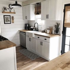 [SponsoredPost] 25 Great Home Decor Ideas Kitchen Small Tiny Spaces Tips and Tricks You Will Love Today #homedecorideaskitchensmalltinyspaces Renovation Hacks, Man Kitchen, Kitchen Color Trends, Small Galley Kitchen, Model Dapur, Mom Kitchen, Kitchen Updates, Simple Kitchen Design, Small Apartment Kitchen