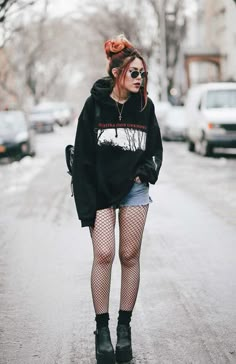 Stile Punk Rock, Nirvana Hoodie, Look Grunge, Tokyo Street Fashion, Vintage Denim Shorts, Fashion 90s, Grunge Look, Rock Punk, Hoodie Outfit