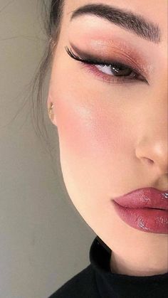 White Skin Makeup, Makeup For White Dress, Seductive Makeup, Light Makeup Looks, Cat Eye Makeup, Eye Makeup Pictures, Star Makeup, Cool Makeup Looks, Beautiful Eye Makeup