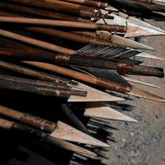 many arrows are lined up together on the ground in order to be used as an ornament