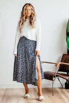 Mommy Fashion Mom Style, Blue Floral Skirt Outfit Ideas, Blue Floral Midi Skirt Outfit, Buissnes Casual Outfits Woman Skirts, Business Casual Outfits Cute, Skirts And Dresses Outfits, Women’s Church Outfits, Shoes To Wear With Midi Skirt, Black Floral Maxi Skirt Outfit