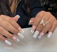 Medium Length Acrylic Nails Square Christmas, Winter Color Acrylic Nails, Christmas Nail Inspo 2022, White Christmas Nails Acrylic, Winter Nail Sets, Acrylics Aesthetic, Medium Length Acrylic Nails, Acrylic Nails Coffin Ombre, Acrylic Nails Y2k