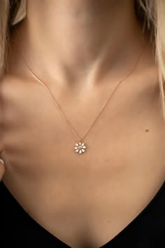 We have a crush on this glam yet delicate daisy necklace. Daisy symbolize innocence and purity. It makes a statement on her own but also dresses up with other dainty pieces to create a unique, layered look. Hypo-allergenic, lightweight and minimalist. 💫Listing is for 1 necklace. 💎Made with 925 sterling silver and plated 14K rose gold. Necklace has the 925 Sterling Silver stamp on it. ✨Ideally designed to send as a gift for her, best friend gift, mom, wife, daughter, niece or to anyone.  ✨It do Tragus Jewelry, Daisy Pendant, Daisy Jewelry, Daisy Charm, Daisy Necklace, Classy Jewelry, Floral Necklace, Girly Jewelry