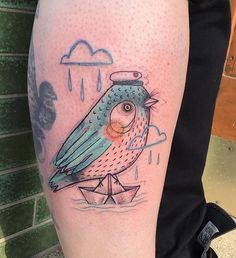 a bird with an umbrella on it's head is sitting in the middle of a leg