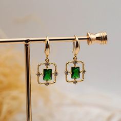 Green Stone Earrings Gold, Pacchala Haram, Gold Earing, Emerald Green Jewelry, Dream Accessories, Luxury Green, Jewelry Emerald, Emerald Green Earrings, Earrings Emerald