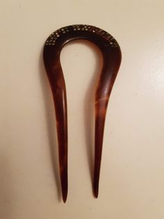 Vintage hair pin from the first half of 20th century.  Tortoise shell style with sequins. Size as shown in photos.   Condition Disclosure: Some sequins missing.  One small knick in one side of pin.  Otherwise good condition with normal signs commensurate with age. All our items are vintage/antiques and most have had decades of use. A buyer of vintage objects should assume a baseline of wear. I am always honest and clear in my descriptions and always endeavor to point out any flaws to avoid disap Tortoise Shell Hair, Shell Color, Vintage Objects, Vintage Hair, Hair Pin, Vintage Hairstyles, Tortoise Shell, Barrettes, Early 20th Century