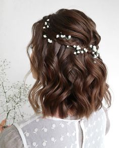 35 Chic Bridal Hairstyles for Short Hair - Inspire Your Dream Look - divagaze.com Ideas Bautizo, Sanggul Modern, Quinceanera Hairstyles, Shoulder Hair, Short Curly Hair, Wedding Hair And Makeup, Shoulder Length Hair