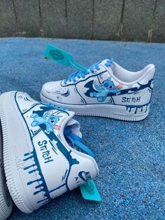 Nike Shoes Stitch, Nike Air Force 1 Stitch, Custom Made Nike Shoes, Cool Af1 Designs, Stitch Air Jordans, Costume Nike Shoes, Stitch Air Force Ones, Nike Air Force Painting Ideas, Stitch Nike Shoes