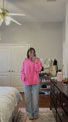 Pink Champion Hoodie Outfit, Pink Hoddies Outfits Ideas, How To Style Pink Hoodie, Jeans And A Hoodie Outfit, Pink Hoodie Outfit Ideas, Pink Gap Hoodie Outfit, Pink Sweatshirt Outfit Aesthetic, Pink Nike Hoodie Outfit, Hiking Fits Winter