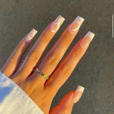 Insta credit: nails.by.zo_ White Spider Nails, Gel Nail Trends, Spider Nails, Gel Nail Ideas, Nail Fashion Trends, Instant Nails, Line Nail Art, White Spider, Professional Manicure