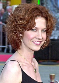 wavy naturally faces haircut layered feedinspiration korta frisyrer curls favehairstyles bangs fave Hair Women Over 60, Thick Wavy Curly Hair, Short Curly Hair Women, Short Hairstyles 2015, Short Curly Hairstyles For Women, Short Natural Curly Hair, Short Curly Hairstyles, Short Curly Haircuts, Short Curls