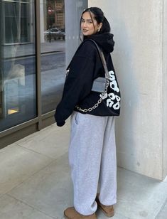 Aesthetic Airport Fit, Midsize Sweatpants Outfit, Cold Winter Outfits Baddie, Sportwear Outfit, Causal Outfits, Cute Comfy Outfits, Simple Trendy Outfits, Lookbook Outfits