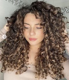 Honey Balayage On Curly Hair, Curly Hair Dimensional Color, Carmel Highlights On Brown Hair Curly 3b, Naturally Curly Hair Highlights Caramel, Caramel Curly Hair Honey Natural Curls, Balayage Curly Hair Natural Curls Dark Brown, Aesthetic Hair Colour, Curly Hair Lowlights, Golden Brown Curly Hair