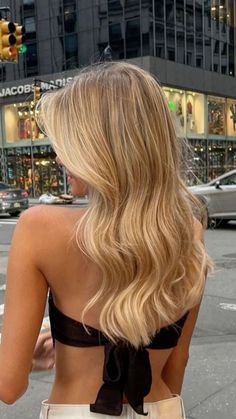 An amazing professional pose for instagram postwith no face looking but still looking extra attractive Warm Blonde Hair, Golden Blonde Hair, Dyed Blonde Hair, Light Blonde Hair, Dirty Blonde Hair, Honey Blonde Hair