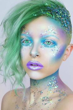 Hallowen Schminke, Mermaid Tutorial, Futuristic Party, Halloween Mermaid, Mermaid Hair Color, Iridescent Mermaid