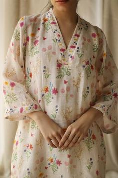 Printed Kurti Designs Style, Linen Kurti Design, V Neck Kurti Design, Linen Suits Women, Printed Kurti Designs, Cotton Suit Designs, Stylish Kurtis Design, Kurta Patterns, Simple Kurta Designs