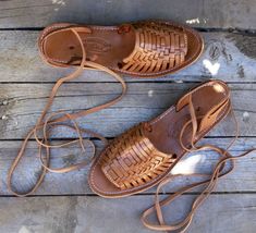 Womens brown leather open toe heel covering lace up flat mexican sandals Shoes Medieval, Brown Sandals Flat, Best Barefoot Shoes, Pink Leather Shoes, Hippie Shoes, Mexican Shoes, Mexican Sandals, Medieval Aesthetic, Woven Leather Sandals