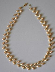 Diy Jewelry Tutorials, Diy Collier, Motifs Perler, Woven Necklace, Pearl Necklace Designs, Easy Diy Jewelry, Jewelry Techniques, Gold Necklace Designs, A Necklace