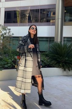 "10 Cozy and Chic Winter Outfits for Pregnant Women" - Magic of Clothes Winter Outfits For Pregnant Women, Maternity Outfits Work, Pregnant Outfits Winter, Comfy Pregnancy Outfits, Maternity Outfits Winter, Outfits For Pregnant Women, Pregnancy Outfit Ideas, Pregnancy Outfits Casual, Abercrombie Outfits