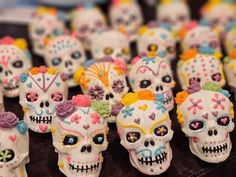 there are many sugar skulls with flowers on them