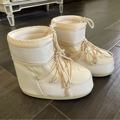 - Worn Once - Color: Cream - Size: 6.5-7.5 Women’s - Excellent Condition Moon Boot, Boot Shoes, Moon Boots, Shoe Boots, Size 7, Size 6, Moon, Women Shoes, Cream