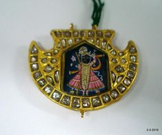 20kt Vintage Antique tribal gold jewelry pendant necklace from Rajasthan India. great handmade design good for jewelry collection.Subject of this pendant is Hindu God Shreenath Ji (krishana).Note - Pendant is filled with wax. Please check pictures carefully for more detail.weight approx - 11 gramssize - 3.4/4.4 cmmaterial - 20k yellow gold, kundan polky, wax inside. 22k Gold Kundan Necklace For Festivals, Yellow Gold Kundan Necklace For Navratri Gift, Traditional Yellow Gold Kundan Necklace Gift, Traditional 22k Gold Temple Necklace Gift, 22k Gold Temple Necklace Pendant For Festivals, 22k Gold Kundan Necklace For Navratri Puja, 22k Gold Kundan Pendant Necklace For Diwali, Kundan Temple Necklace Pendant For Puja, Hallmarked Kundan Chandbali Temple Necklace