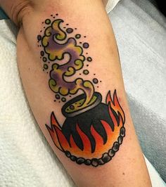 Traditional Tattoo Halloween, Cauldron Witch, Occult Tattoo, Geometric Tattoo Arm, Witch Tattoo, Spooky Tattoos, Halloween Tattoo, Japanese Sleeve Tattoos, Tatuaje A Color