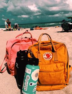 Vsco Asthetic Picture, Beach Backpack Aesthetic, Vsco Backpack, Vsco Essentials, Vsco Accessories, Vsco Lifestyle, Mochila Fjallraven Kanken, Fashion Aesthetic Instagram, Beach Vsco