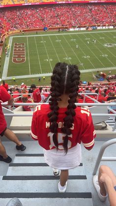 Bubble braids at a football game. Lets go kansas city chiefs ! Basketball Hairstyles Bubble Braids, Bubble Faux Braid, Cute Football Hairstyles Easy, Football Game Hair Ideas, College Football Game Day Hair, Basketball Game Makeup, Bubble Braids Sports, Football Game Hairstyles Curly Hair, Heart Bubble Braid