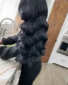 Hollywood Waves Long Black Hair, Long Hair Hollywood Waves, Princess Waves Hair, Long Hollywood Curls, Old Hollywood Waves Long Hair, Hollywood Waves Dark Hair, Hollywood Waves Quinceañera, Hollywood Waves Black Hair, Beach Waves Black Women