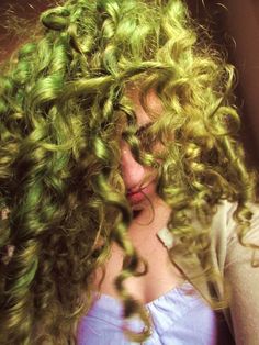 watermelon kiss aesthetic Dyed Curly Hair Green, Green Curly Hair Natural Curls, Green Hair Curly, Green Hair Highlights, Curly Green Hair, Green And Brown Hair, Yellow Green Hair, Green Dyed Hair, Green Hair Aesthetic