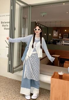 Korean Fashion Layering, Dress Over Jeans, Outfit Modest, Chinese Fashion Street, Korean Outfit Street Styles, Fashion Top Outfits, Everyday Fashion Outfits, Layering Outfits