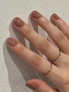 nude brown short nails Milk Tea Brown Nails, Trending Manicure 2024, Creamy Brown Nails, Brown Nails Korean, Translucent Brown Nails, Cool Brown Nails, Short Nail Art Designs Classy, Brown Nail Polish Colors, Fall Nail Brown