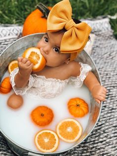 30 inspirações de temas para mesversário feminino que você precisa conhecer One Year Old Milk Bath Photos, Coco Bath Photoshoot Baby, Outdoor Milk Bath Photography, 6 Month Milk Bath Photoshoot, Milk Bath Photoshoot Ideas, Strawberry Milk Bath Photoshoot, Fall Newborn Photoshoot Ideas, Fall Baby Shoot Ideas