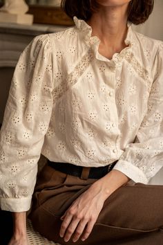 Beige Blouse, Second Line, Flower Embroidery, Fall Looks, Gold Buttons, Look Chic, Embroidery Flowers, High Collar, Floral Embroidery