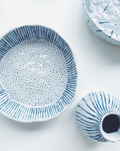 blue and white dishes are sitting on a table top, with one bowl in the middle