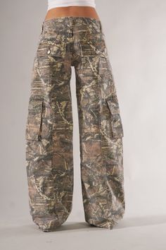 Introducing our Versatile Camo Cargo Pants, wrapped in a camouflaged design for those who appreciate a blend of style and practicality. Specifications: Size: Available in a range of sizes to ensure a comfortable fit for all customers. Material: Crafted from a durable blend of fabrics that withstand regular wear and maintain their form. Special Features: Equipped with multiple pockets, these pants offer practical storage space for essentials. Technical Specifications: The perfect cut provides eas Alledaagse Outfit, Revice Denim, Rock Outfit, Camo Cargo Pants, Outfit Inspo Casual, School Looks, Mens Dress Pants, Pantalon Cargo, Cute Everyday Outfits