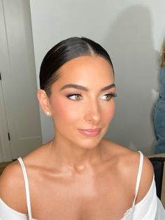 Soft glam bridal makeup. Brown eyes Brown Eye Soft Glam, Wedding Makeup For Brown Eyes Olive Skin, Wedding Makeup Dark Hair Brown Eyes, High Contrast Wedding Makeup, Soft Brown Cat Eye, Wedding Makeup For Brown Eyes Tan Skin, Timeless Bride Makeup, Clean Natural Wedding Makeup