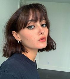 45 Ways to Wear Wispy Bangs Short Side Bangs, Light Bangs, Ella Purnell, Textured Bangs, Bangs Hairstyles, Simple Ponytails, Shirt Hair, Wispy Bangs, Eye Shape