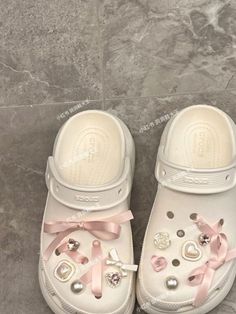 Elegant Shoes Heels, Cute Kawaii Outfits, Platform Crocs, Heel Sandals Outfit, Crocs Fashion, Shoes Heels Classy, Kawaii Shoes, Pink Bows, Girly Accessories