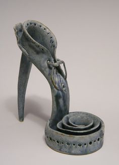 VILLE et campagne - sculpture en argile chaussure... Shoe Sculpture, Ceramic Shoes, Funny Shoes, Fantastic Shoes, Funky Shoes, Weird Fashion, Shoe Art, Clay Sculpture, Crazy Shoes