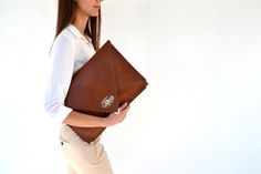 Embrague cuero de Brown / caja del ordenador portátil por AnaKoutsi Luxury Brown Envelope Clutch, Formal Brown Envelope Bag, Chic Brown Briefcase For Formal Use, Chic Brown Formal Briefcase, Brown Pouch Clutch For Office, Elegant Briefcase With Laptop Sleeve, Chic Brown Envelope Shoulder Bag, Office Brown Pouch Clutch, Modern Brown Clutch For Office